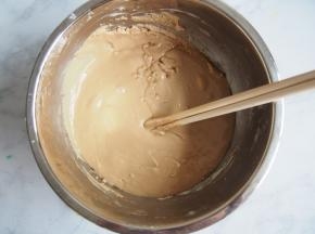 充分搅拌成流动的糊状。
