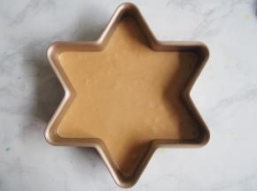 将面糊倒入模具中，最好是不粘的模具哦~