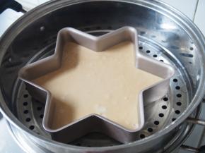 锅中放水烧开，然后放入模具，30分钟左右蒸熟即可。