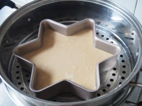 锅中放水烧开，然后放入模具，30分钟左右蒸熟即可。