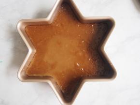 蒸熟的年糕晾凉后脱模即可。