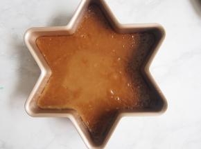 蒸熟的年糕晾凉后脱模即可。