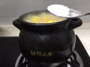 放一勺盐入煲中，小火慢炖