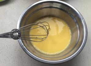 牛奶加入蛋黄里搅匀（A）