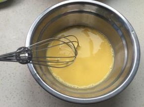 牛奶加入蛋黄里搅匀（A）