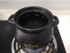 准备一个煲，煲里放水