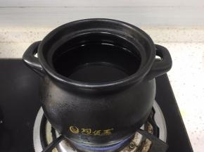 准备一个煲，煲里放水