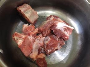 将买回来的新鲜排骨剁块