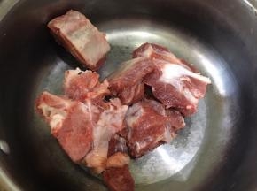 将买回来的新鲜排骨剁块