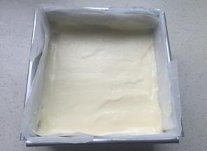 从高处倒入模具。震一下震去气泡。