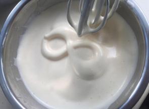 全蛋打发，细砂糖分三次加入。打发到画8字不消。