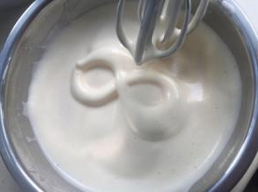 全蛋打发，细砂糖分三次加入。打发到画8字不消。