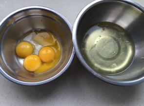 把四个蛋黄和一个蛋清打入同一盘内，加入盐，滴几滴香草精。三个蛋清放入打蛋盆里，滴几滴柠檬汁（器具无油无水）