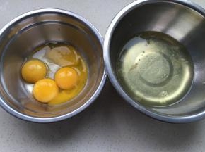 把四个蛋黄和一个蛋清打入同一盘内，加入盐，滴几滴香草精。三个蛋清放入打蛋盆里，滴几滴柠檬汁（器具无油无水）