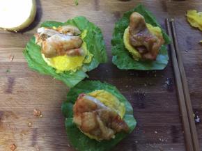 新奥尔良鸡腿切成4份，一层一层放上汉堡胚，再将汉堡胚盖上，汉堡就做好了