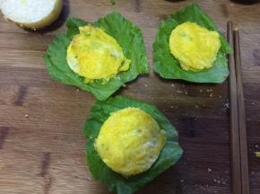 汉堡胚上放上洗好的生菜叶，鸡蛋用膜具刻出圆形，
