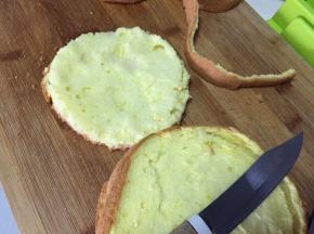 蛋糕片裁去外边