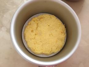 蛋糕片先放一片在膜具中，下面包上锡纸