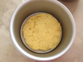蛋糕片先放一片在膜具中，下面包上锡纸