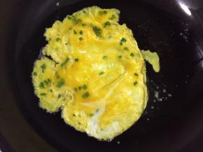 鸡蛋打散，加入盐和香葱搅拌均匀，锅中放玉米油烧至7成熟，倒入鸡蛋，摊大，翻面，一分钟左右就可以了