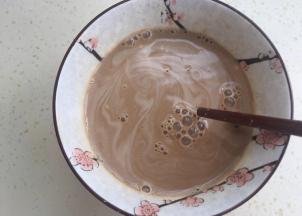 红糖在牛奶里充分溶化