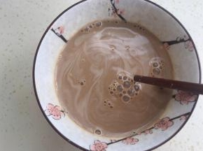 红糖在牛奶里充分溶化