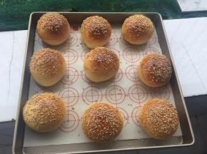 出炉冷却，上色后盖上锡纸，我的上色有点深