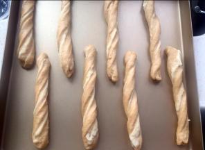 扭几扭放入烤盘（我用了两个烤盘）注意，头要摁住，不易反转