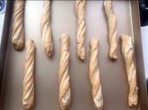 扭几扭放入烤盘（我用了两个烤盘）注意，头要摁住，不易反转