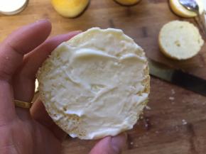 面包冷却后，划成两半，抹上沙拉酱