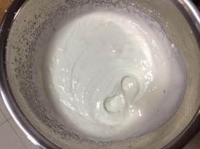 将淡奶油加白砂糖打发至5分发，有纹路状态