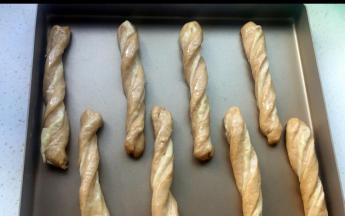 发酵到原来的1.5倍。涂上蛋黄液