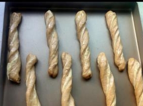 发酵到原来的1.5倍。涂上蛋黄液