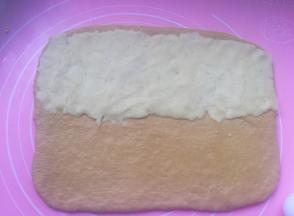 在上半部涂上莲蓉馅