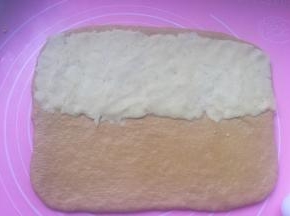 在上半部涂上莲蓉馅