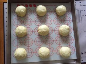 分成9份，放入烤箱二次发酵30分钟