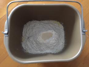 将黄油以上材料全部放入面包机，和面20分钟