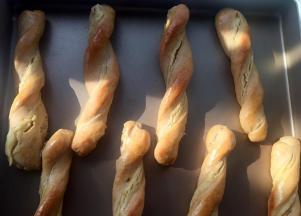 烤箱预热上下火180度，烤13分钟即可（第一盘烤时，另一盘放入冰箱冷藏可延缓发酵）第一盘烤好马上烤第二盘