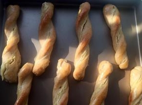 烤箱预热上下火180度，烤13分钟即可（第一盘烤时，另一盘放入冰箱冷藏可延缓发酵）第一盘烤好马上烤第二盘