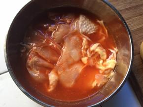 鸡腿去骨提前一晚腌制，加入新奥尔良腌料