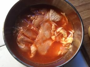 鸡腿去骨提前一晚腌制，加入新奥尔良腌料