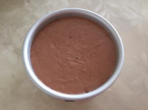 倒入一半巧克力慕斯液，再放一片蛋糕片，将剩下的慕斯液全部倒入膜具中，放入冰箱冷藏5小时以上