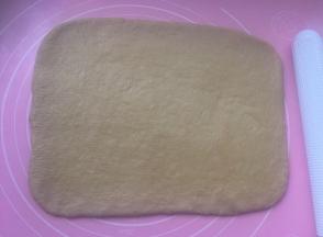 擀成26*18厘米的长方形