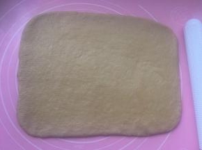 擀成26*18厘米的长方形