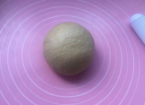 发酵好后擀开排气，再滚圆松弛15分钟