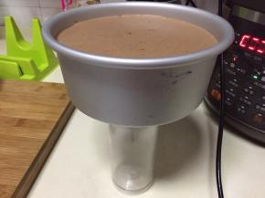 下面放一个杯子，吹风在周围吹一分钟，即可脱模