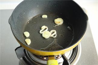 炒锅放油，放入葱姜爆香。