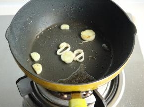 炒锅放油，放入葱姜爆香。