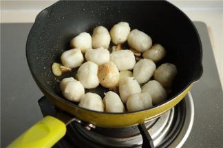 放入鱼丸略煎一下。