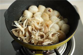 加入蘑菇翻炒一下。